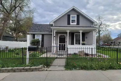 Image de Flowering House and garage