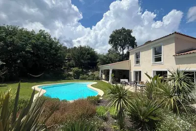 Image de Villa contemporaine lumineuse au calme avec piscine