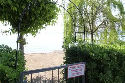 Image de Elegant apartment with private beach and terrace with magnificent lake view.