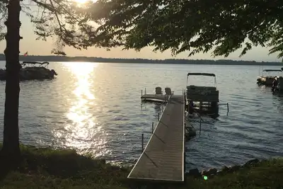 Image de Cozy Lake-Front Cottage with beautiful sunrise views!