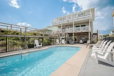 Image de Summerchase: Oceanfront Home with Private Swimming Pool, Covered Porch, Decks