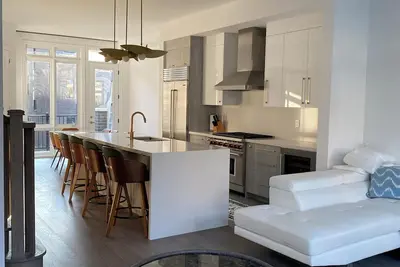 Image de Spacious Townhouse New townhouse with two kitchens for a large family\n\n