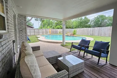 Image de Bubbling Pool House\n