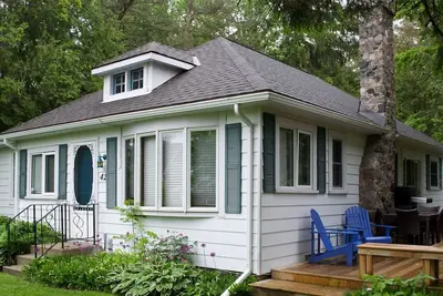 Image de Glass Tile Cottage: Classic Bayfield Cottage Across The Road From The Lake!