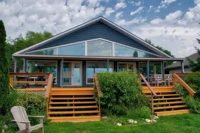 Image de Hank's Lakefront Cottage: Lots Of Space And Ready For Your Lake Huron Vacation!