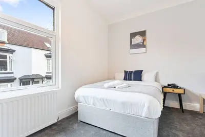 Image de 4 Bedroom 4 Bathroom House w/ Free Parking & WiFi