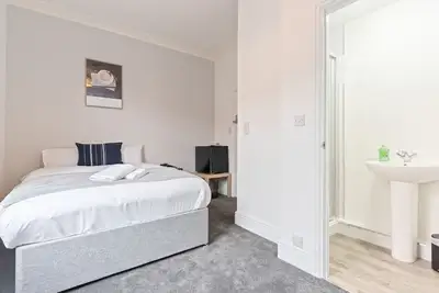 Image de Room #4 w/ Private Shower, SmartTV & Free Parking