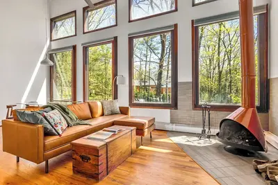 Image de Woodstock/Saugerties retreat - surrounded by trees