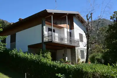 Image de Villa Carla: Oasi di Relax tra Montagne e Lago, con Ampi Spazi e Giardino