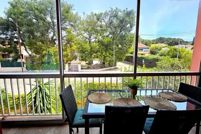 Image de Appartement rénové avec balcon et style moderne