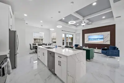 Image de Modern Vacation Home Fully Fences Near Airport