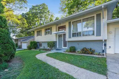 Image de Spacious 5-Bedroom House in Rockville Fast WiFi, Gaming Area & Fenced Yard