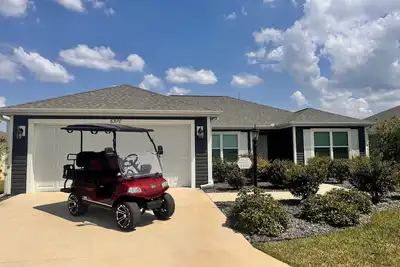 Image de Modern, spacious 3 bed, 2 bath close to amenities with 4-seater golf cart!