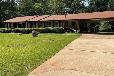 Image de Come enjoy yourself at my peaceful home with your family on 9. 8 acres of land.