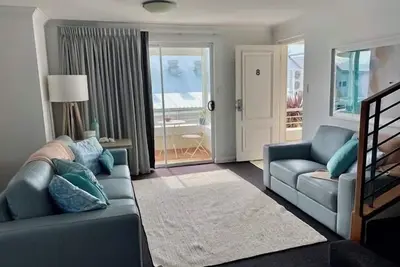 Image de Hamptons style two-story 3 bed, 2 bath apartment located at the heart of Binalup