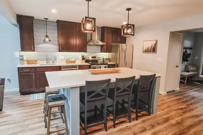 Image de The Lazy Bear - Newly updated townhome in Deep Creek. Minutes to everything!