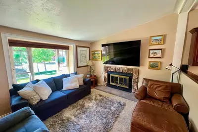 Image de Charming Mountain Retreat with Enclosed Backyard and Artistic Flair