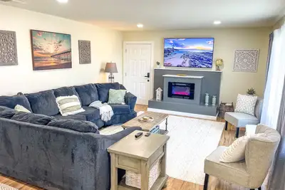Image de Newly remodeled 4 bedroom 3 bath house with giant fenced back yard and hot tub!