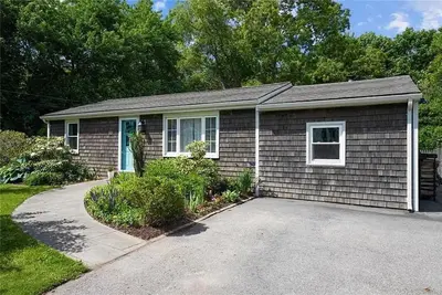 Image de 5 Minutes to Wickford & the Town Beach! Beautiful, pet friendly coastal home!