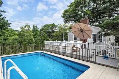 Image de Pool open for the season! Single family home, 5-Min walk to Good Harbor Beach!