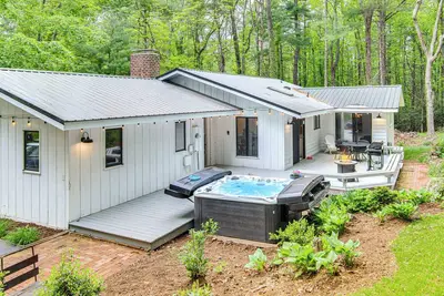 Image de Hendersonville Vacation Rental w\/ Private Hot Tub!
