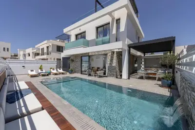 Image de Magnificent Protaras Villa | Villa Chelsea | 3 Bedrooms | Private Outdoor Pool and Hot Tub | Furnished Sun Terrace | Shaded Furnished Terrace | Bbq Facilities | Private Garden | Vrysoudion