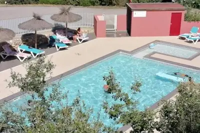 Image de Camping 3 étoiles - Piscine  - ef0ib0