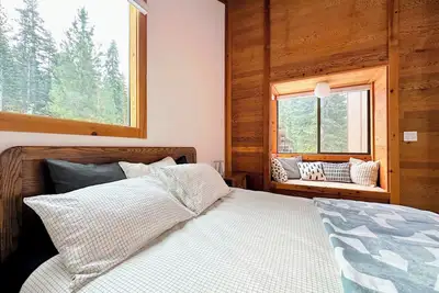 Image de Lofty Retreat, 3 Bedroom Condo in Northstar, free shuttle to ski gondola