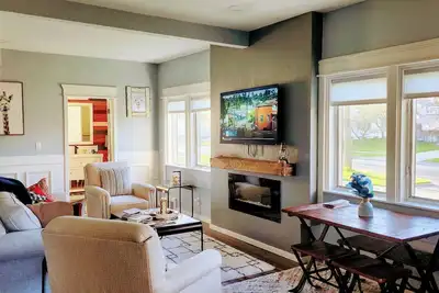 Image de Great for weekend Getaway-Cozy 2 bedroom home 4 blocks from the beach.