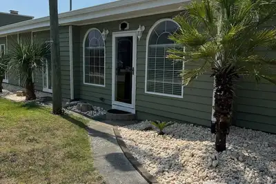 Image de Beach house only a 4-minute walk from the sand! 3 Bed/ 2ba sleeps 10