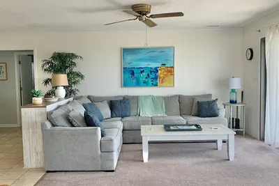 Image de The Beach House - Oceanfront home with Private beach Access few blocks from