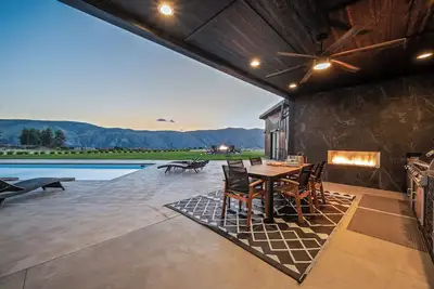 Luxurious home w/ seasonal pool, hot tub, fire pit & outdoor kitchen