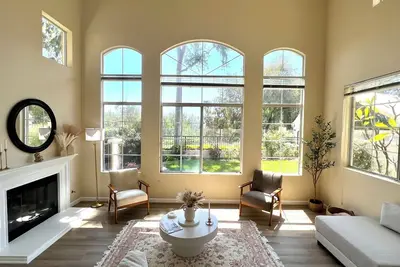 Image de Luxury Master Bedroom Mountain Retreat in Suburbs of Orange County!
