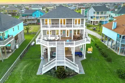 Image de Beachfront | Hot Tub | Tiki Bar | Fenced Yard