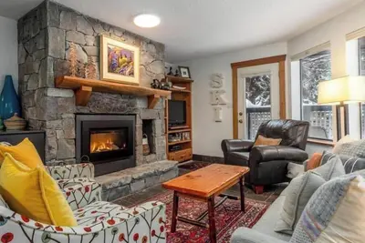 Image de Beautiful 2-Bedroom Benchlands Bungalow! Easy access to lakes, trails, slopes.