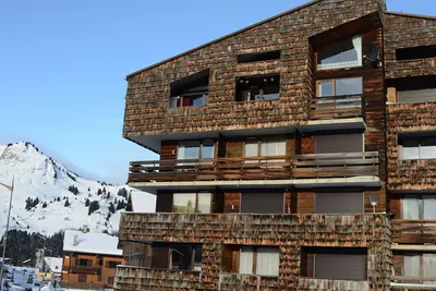 Image de Appartement 'Les Pralyssimes - 35 M²' avec vue sur les montagnes et balcon