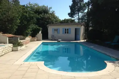 Image de Maison de vacances 'Jardin Arboré, Belle Maison Piscine' avec piscine privée, terrasse et Wi-Fi
