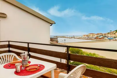 Image de Appartement 'Appartamento Vista Mare Castiglione' avec vue sur la mer et balcon