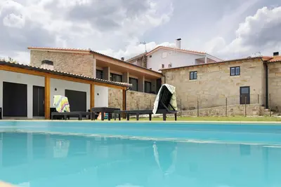 Image de Maison de Vacances \"Casa Da Marquinhas\" avec Vue sur la Montagne, Piscine, Wi-Fi et Climatisation