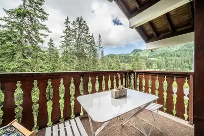 Image de Appartement 'Fleury' avec vue sur montagne et balcon