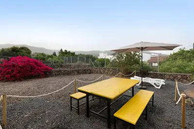 Image de Maison de vacances 'La Casa Amarilla' avec vue sur la montagne, jardin privé et Wi-Fi