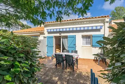 Image de Maison de vacances 'Maison Sabine À La Palmyre' avec terrasse privée et jardin privé