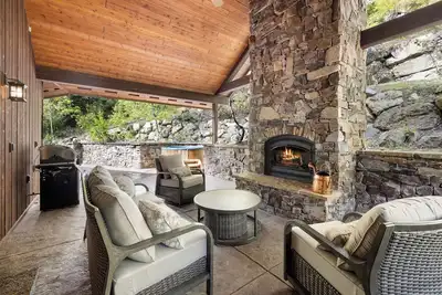 Image de Impressive 5 bedroom residence close to ski access / hot tub / sauna