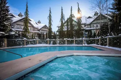 Image de Modern Mountain View Townhome in Whistler with Heated Pool