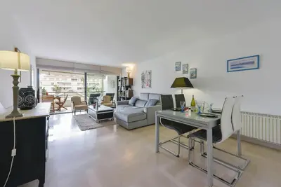 Image de 3p traversant au calme proche plage