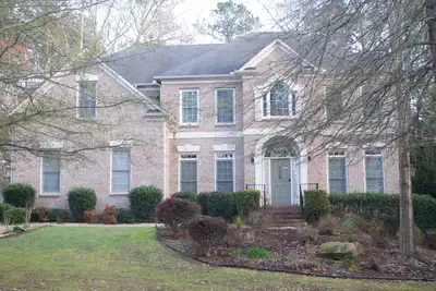 Image de Surrounded by five lakes, walking trails, hiking, volleyball and a playground!