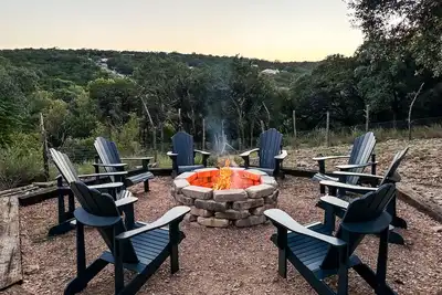 Image de Hot Tub, Fire Pit, Views - 1min to River & Lake!