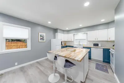 Image de Adorable Downtown Loveland Chalet