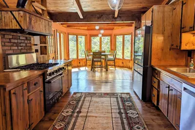 Image de Expect Wow! Jacuzzi, Game Room, Fire Pit, Waterbed, Massage Chair, Remodel 2024