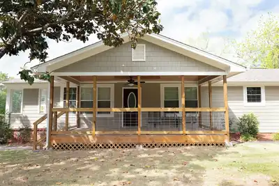 Image de Beautiful, peaceful & spacious home.